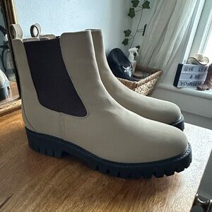 Brand new women’s Journee collection boot, size 10, tan color